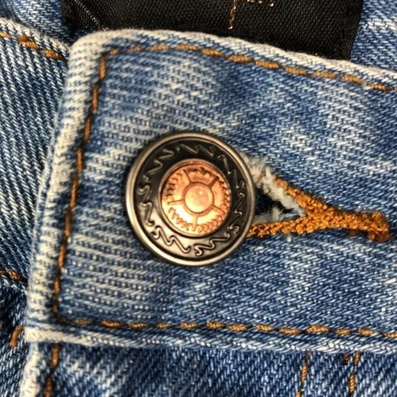 OnTwelfth Women Floral Embroidered Short Size 26 - Picture 6 of 9